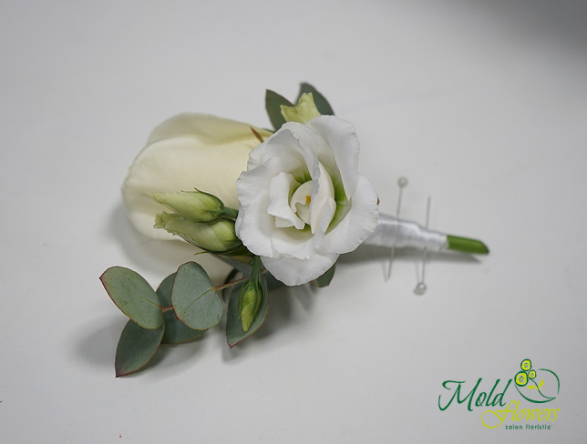 Floare-butoniera din eustoma alba si trandafir foto